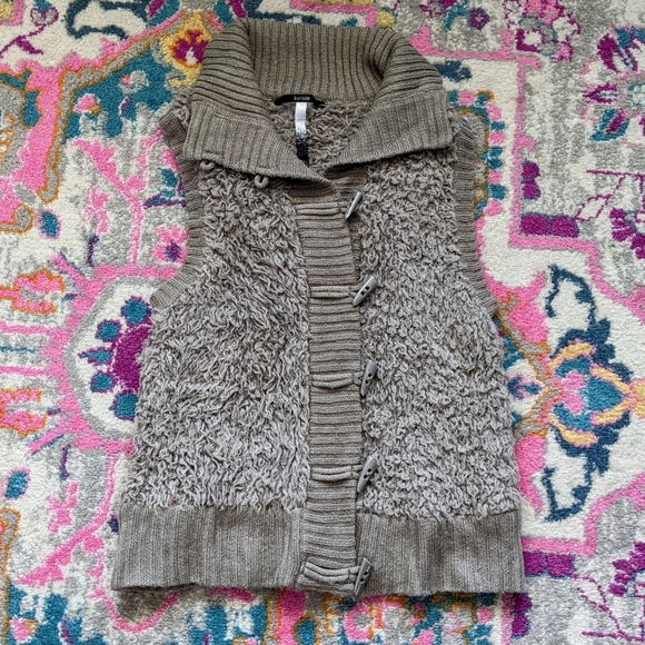 Kensi Fuzzy Vest - Picture 3 of 8